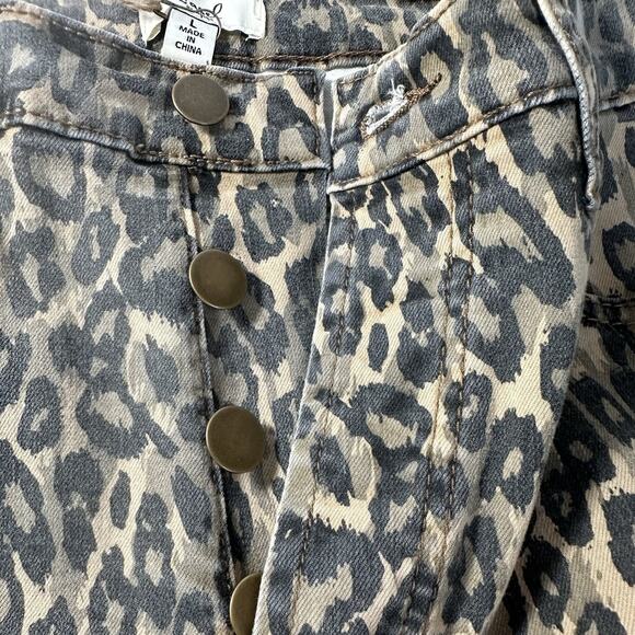 NEW! EASEL Womens Distressed Knee Length Leopard Raw Hem Shorts Size Large - Picture 6 of 12